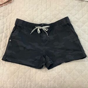 Vuori Women's Dark Camouflage ripstop Shorts excellent condition